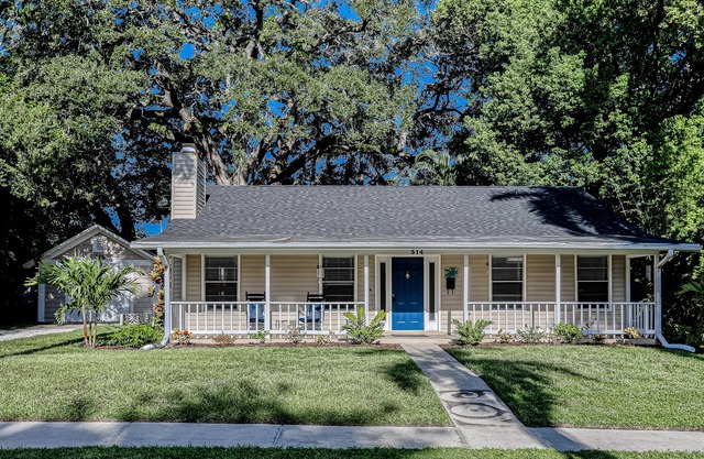 Charming dog-friendly home with enclosed yard, full kitchen & washer/dryer
