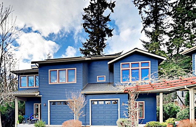 Charming downtown townhouse with fireplace & patio - walk to farmers' market