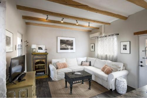 Charming Downtown Adobe Casita Spacious 450 Sq Ft, King Bed and Patio