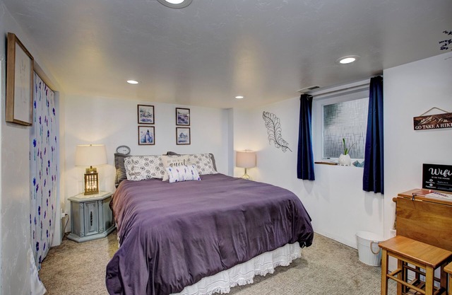 Charming Downtown Basement Bungalow with WiFi and AC in lovely La Grande