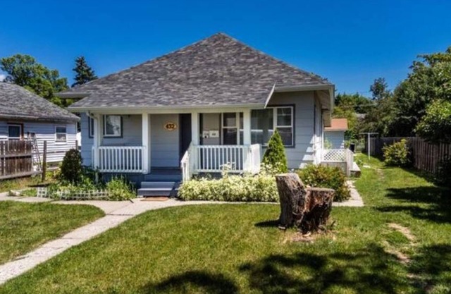 Charming downtown cottage