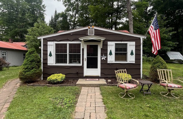 Charming Eagle Bay Cottage — 2 min walk to private Fourth Lake beach!