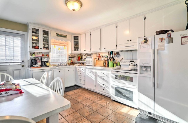Charming East Falmouth Home w/ Hot Tub!
