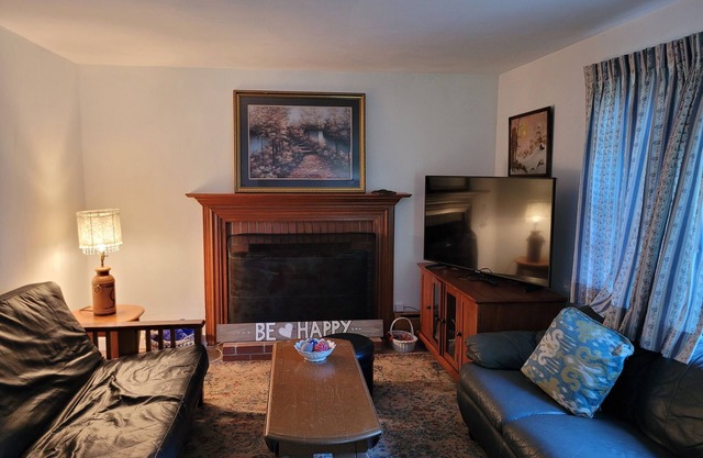 Charming East Granby house with AC and WiFi 3 minutes to Bradley Airport
