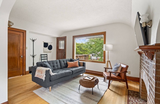 Charming East Tosa Flat - Upper
