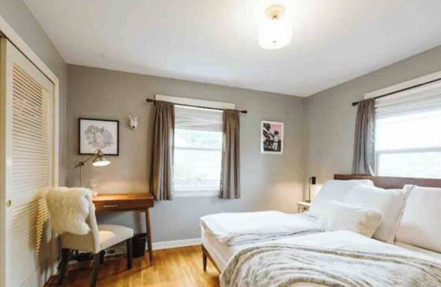 Charming Eastside Bungalow near downtown, a great park, and I-5!
