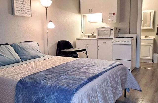 Charming Efficiency Apartment #10