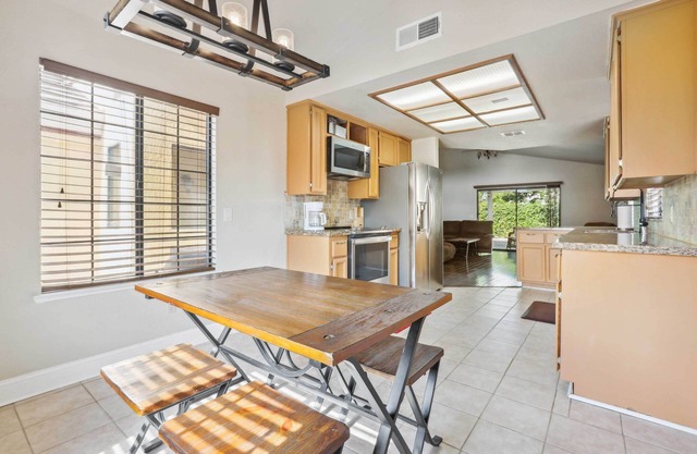 Charming Elk Grove Home - 15 Mi to Sacramento!