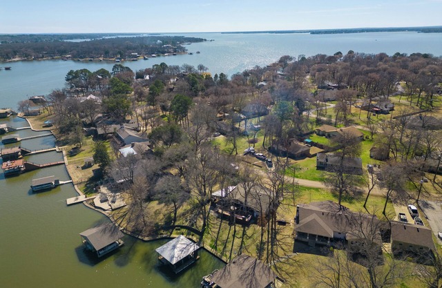 Charming Enchanted Oaks lakefront 4-bedroom house. Direct lake access w/ dock!