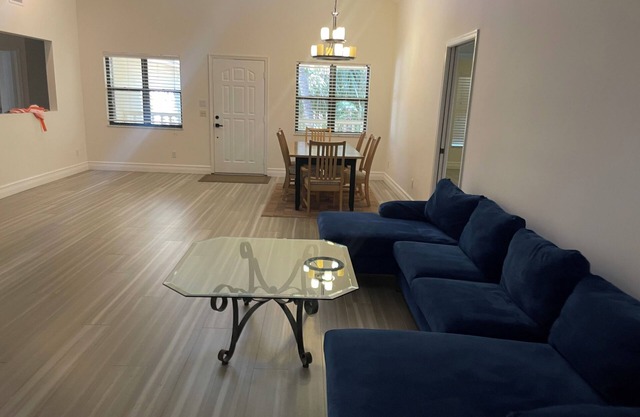 Charming EnSuite in a SFH 1n Stuart with WiFi, AC