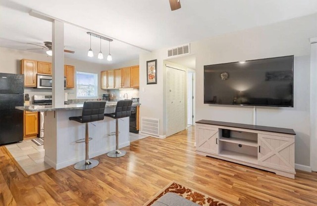 Charming entire ranch home - 3 bedrooms , 1-restroom ❤️ Free drive way parking ❤️