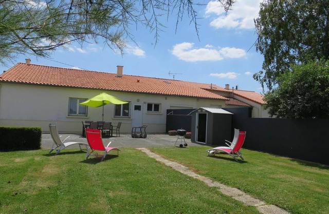 Entspannung und Natur: Familienfreundliches Ferienhaus mit WLAN, Terrasse und Garten in Saint-Georges-des-Gardes