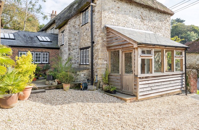 Charming Family Farmhouse near Lyme Regis, 10 minute drive to the beach