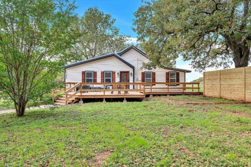 Charming Family Farmhouse Unplug Unwind