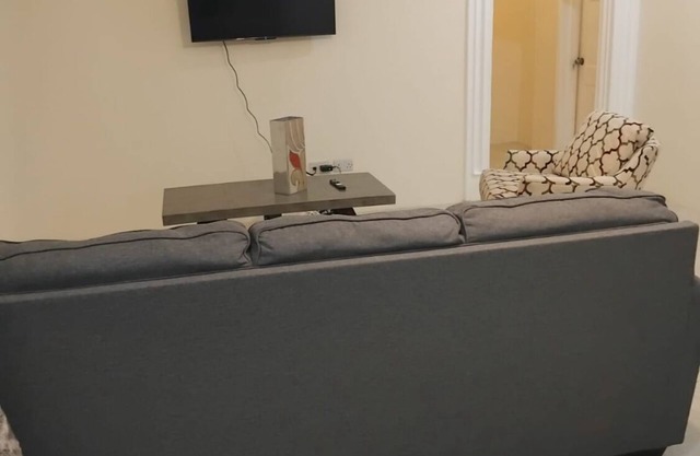 Charming, family-friendly 2-bedroom apartment in Saint George with AC, WiFi.