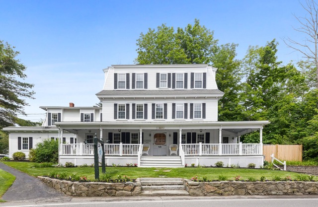 Charming Family-friendly 10 BR, 10.5 BA Property by Perkins Cove!
