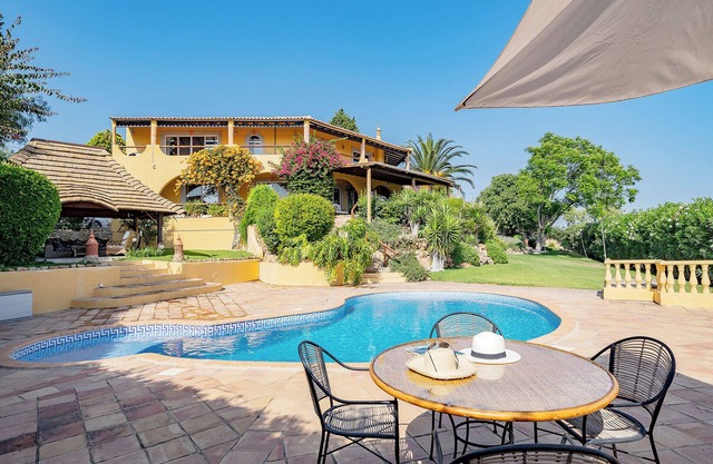 Charming family home with sea views, close to Aquashow, Airport & beaches