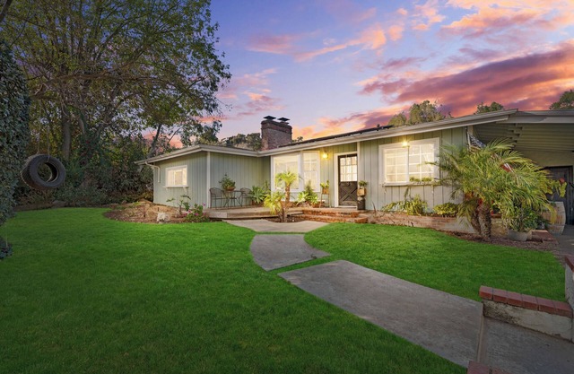 Charming family Ranchette - Entire Home with pool