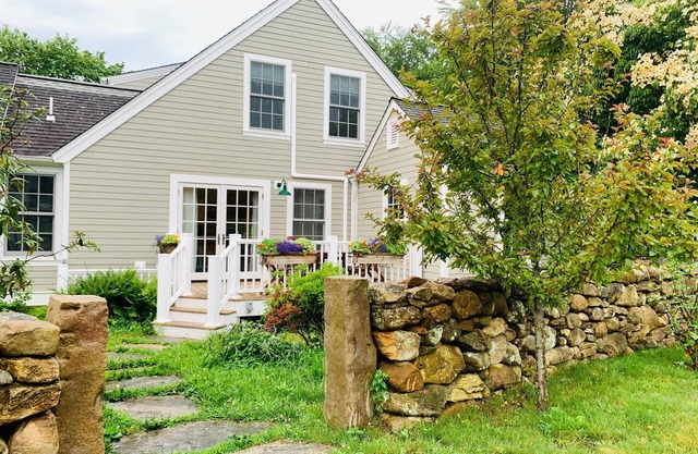 Charming Farm Abode with gourmet food and access to lake, trails & farm fun