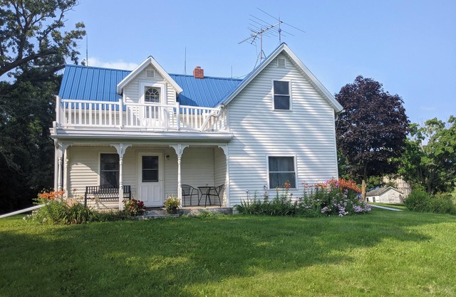 Charming, rustic farm house located right next door to Andes Tower Hills