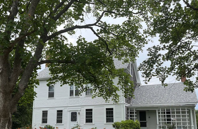 Charming farmhouse with 2 acres, 10 min. walk to South Shore & Goosewing Beaches