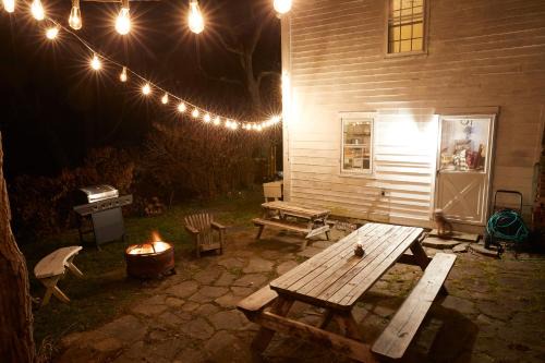 Charming farmhouse retreat w fire pit and fully stocked kitchen