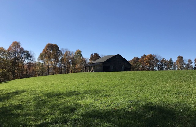 Charming farmhouse-60 acres w/ trails firepits creek close to Dolly and Canaan