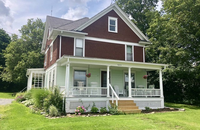 Charmantes Bauernhaus in einer ruhigen Straße in der Nähe des Seneca Lake, Glenora & Watkins Glen