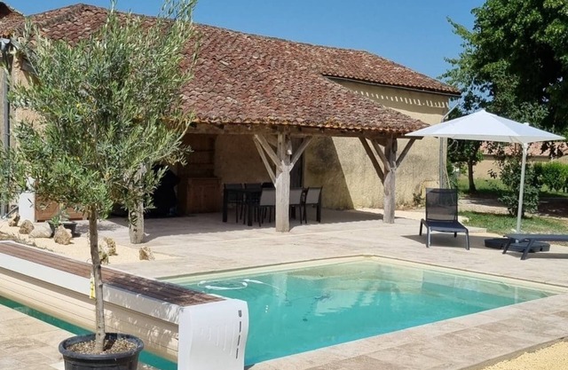 Charming farmhouse surrounded by greenery with view of Monpazier - private pool
