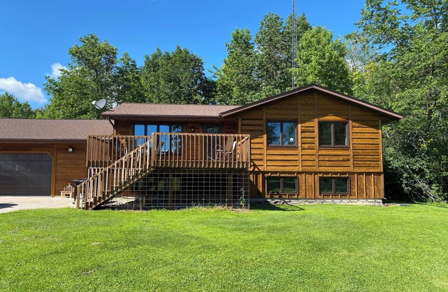 Charming farmhouse upper floor with 2 bedrooms and WiFi, AC in Warroad