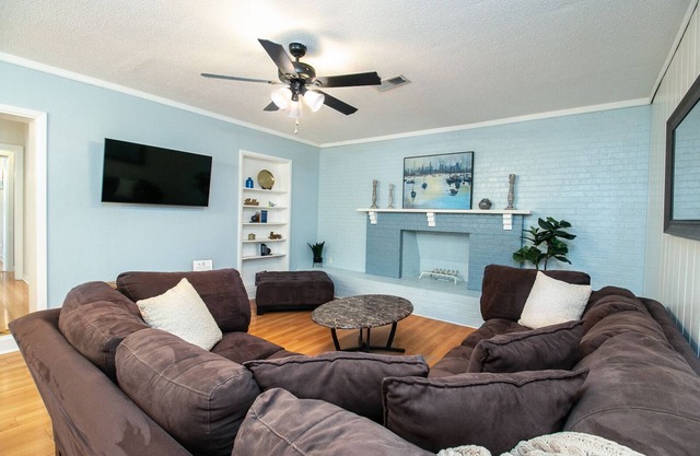 Cheerful & Charming Stay 3 Miles to UF/Shands/Downtown