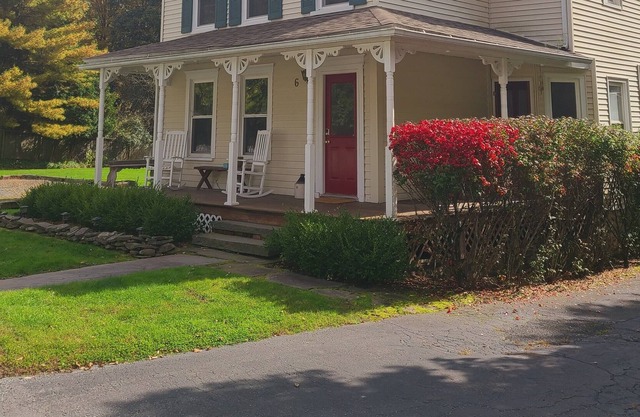 Charming farmhouse,1/2 acre, w/large deck, grill, firepit, near creek & mountain