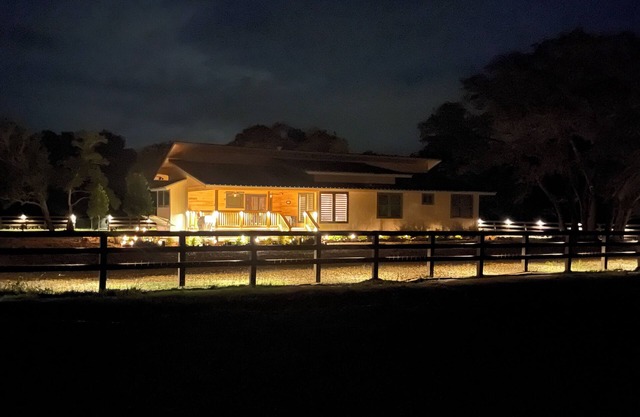 Charming farmhouse with 4 bedrooms and WiFi, AC in lovely Rock Island