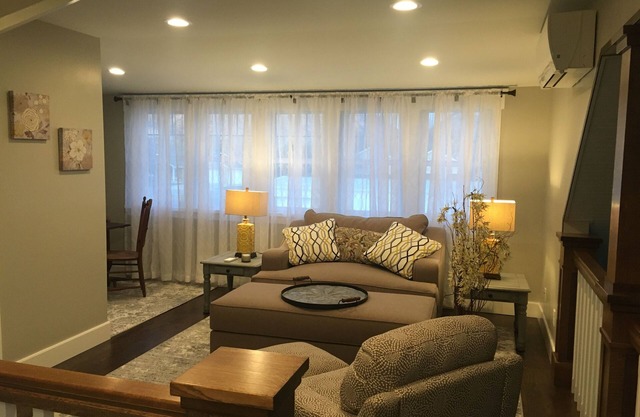 Charming Farmhouse w/Hot Tub in Bedroom Community