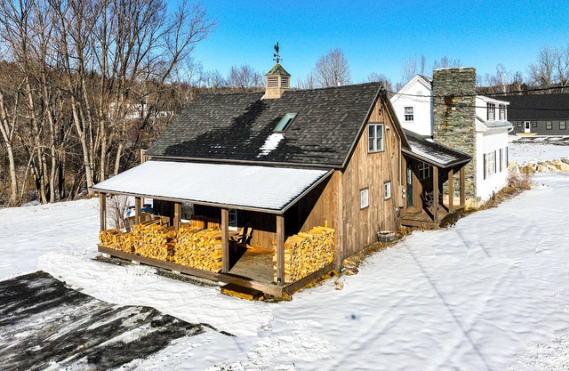Charming farmhouse with mountain views, a fireplace, and deck - dog-friendly
