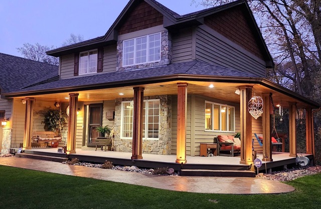 "Charming Five-Bedroom Cottage Destination at Everchanging Seasons!"