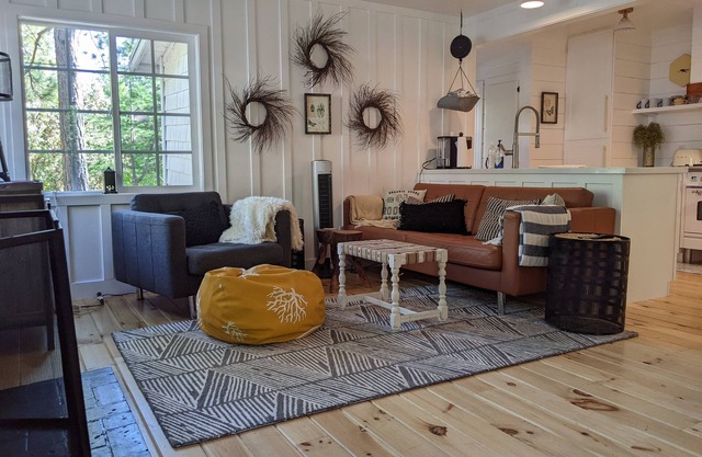 Charming Fox Cottage w/ Wood Burning Fireplace