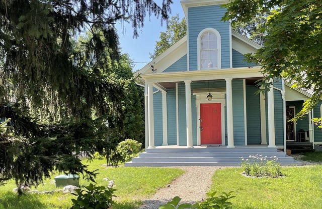 Charming former church near the Hudson w/ hot tub. A tranquil retreat.