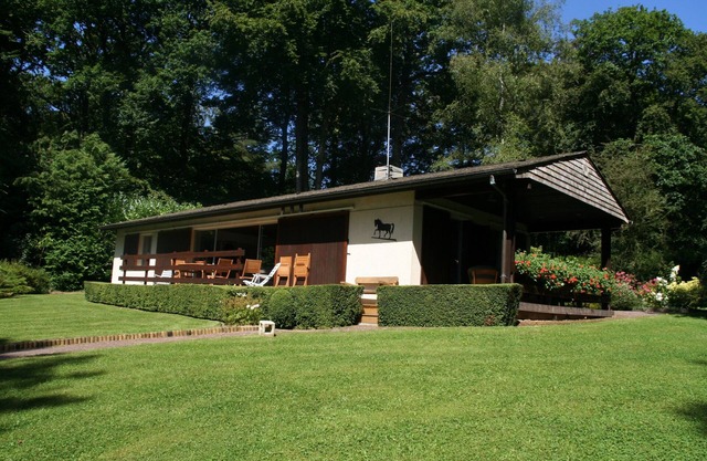 Haus mit Terrasse und großem Garten mit Bäumen in privaten Wohnanlage