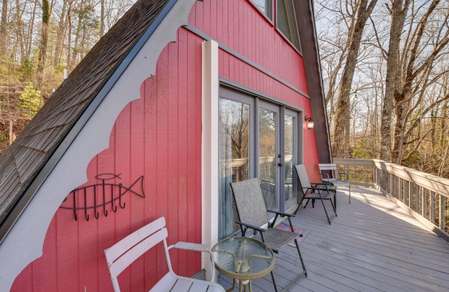Charming Franklin Cabin with Deck: Stunning Views!