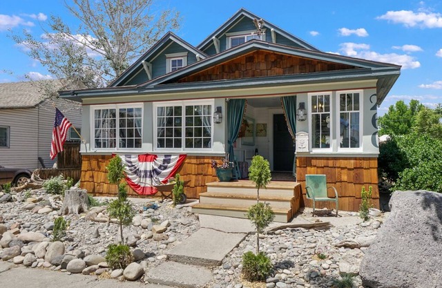 Charming, fully restored 1910 house, walk or bike to dtwn or campus