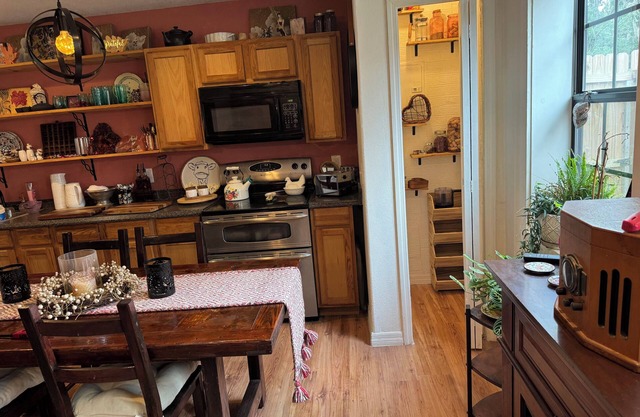 Charming furnished artist country cottage with WiFi and AC in Palatka.