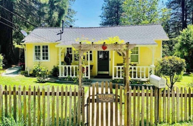 Charming garden cottage near downtown Nevada City