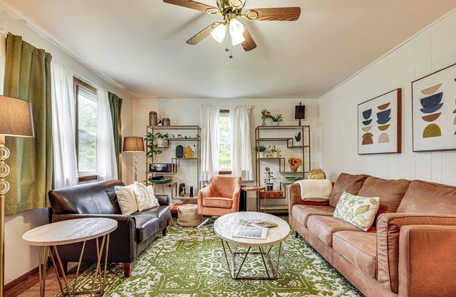 Charming Gardiner Home w/ Yard & Sunroom