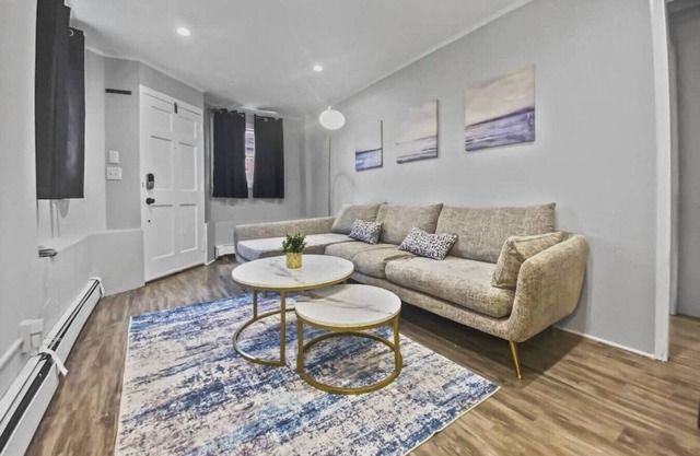 Charming Getaway: Bespoke Comfort, Prime Location