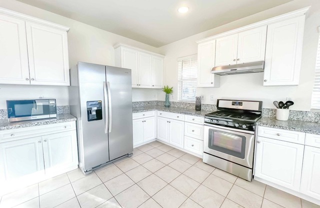 Charming Getaway on Centennial Circle, Ontario - Perfect for Your Retreat #41640