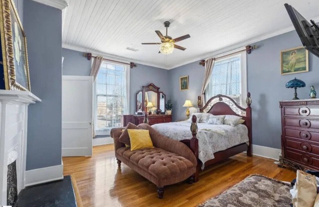Charming Getaway | Queen Bed, Yard & Free Parking