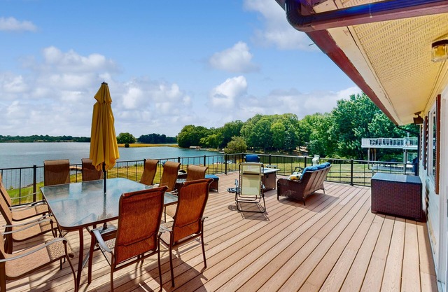 Charming getaway with a fireplace, large deck, paddle boards & porch swing