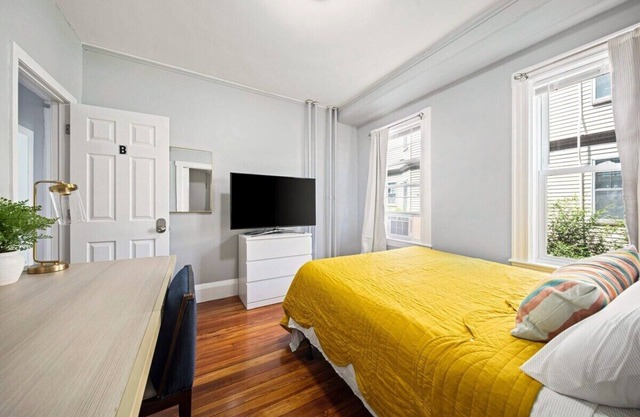 Charming getaway with smart TV and full kitchen