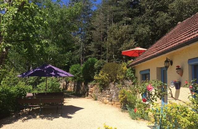 Komfortables Ferienhaus in einem Waldgebiet am Pool in der Nähe von Sarlat